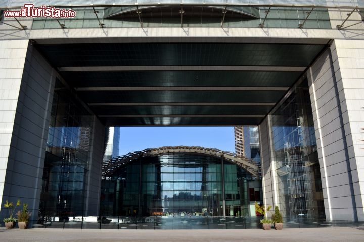 Immagine The Galleria mall, Abu Dhabi: è un nuovissimo centro commerciale (in inglese: "mall") sorto in città, su Al Maryah Island. Come ovunque nella capitale degli Emirati Arabi Uniti, gli architetti amano sbizzarrirsi e proporre soluzioni architettoniche spettacolari.