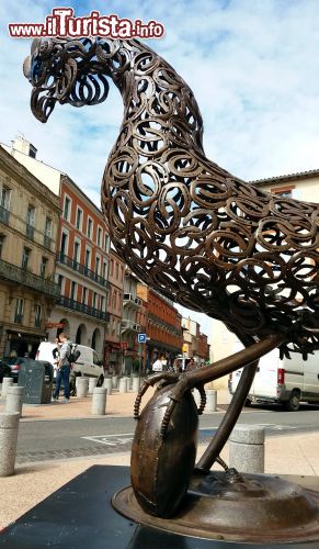 Immagine Un galletto con il pallone da rugby in Place Olivier a Toulouse, Francia. In città il rugby è lo sport più popolare.