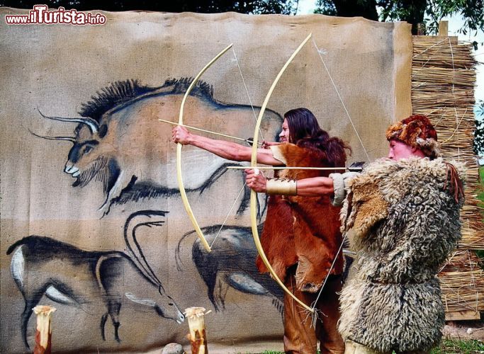 Immagine Figuranti in abiti antichi rievocano una gara con l'arco a Kernave, Lituania. Si svolge nell'ambito della "tre giorni" di archeologia vivente che ogni anno ricorda la storia di questo paese dalla preistoria al Medioevo.