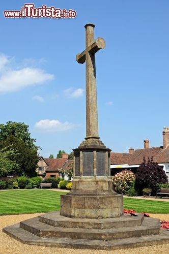 Immagine Garden of Remembrance a Stratford-upon-Avon, Inghilterra - Inaugurato nel 1954, questo giardino è un omaggio ai caduti dei due conflitti mondiali  © Arena Photo UK / Shutterstock.com