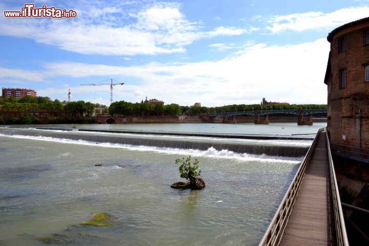 Immagine Una veduta della Garonne in corrispondenza della Passerelle Viguerie, ideale per una suggestiva camminata lungo le rive del fiume che attraversa il cuore di Toulouse, in Francia. 