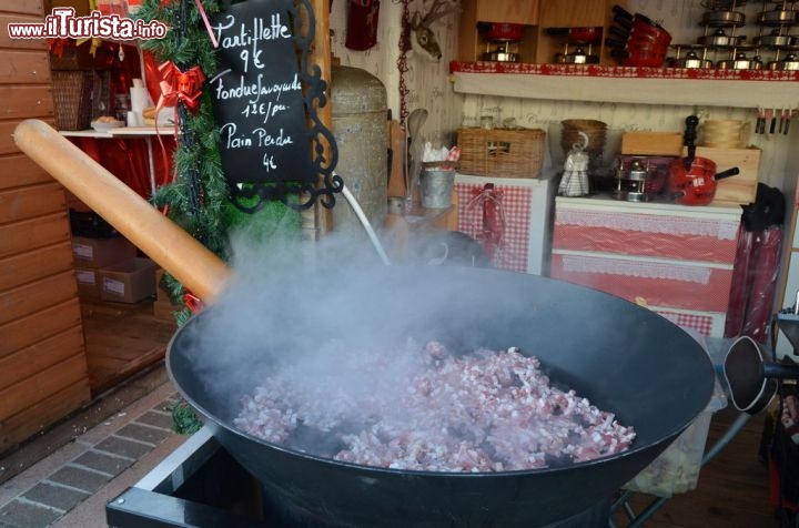 Immagine Speck, cipolla e patate al villaggio natalizio di Place de Gaulle ad Ajaccio