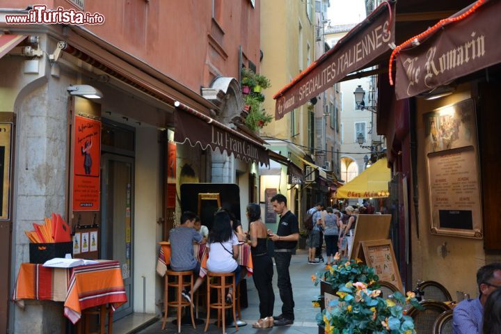 Immagine Gatronomia e ristoro nel quartiere storico di Nizza, Francia. Due dei tanti ristoranti che si affacciano sulle vie della vecchia Nizza dove non manca la possibilità di assaporare le specialità italiane.