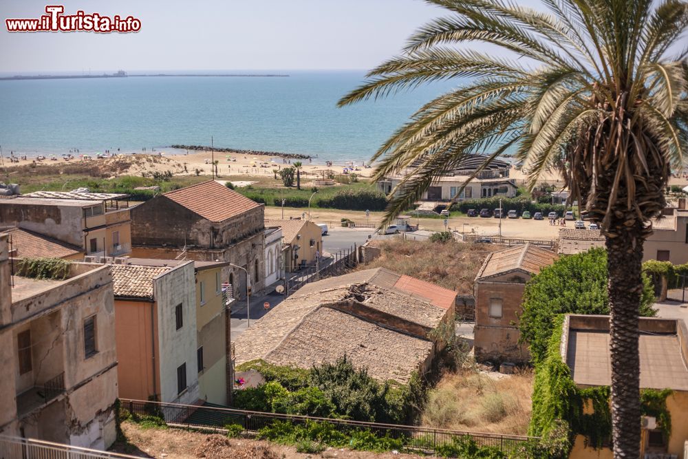 Immagine Gela e la sua spiaggia fotografata in estate, Sicilia meridionale