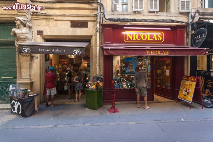 Immagine Gelateria e bar ad Aix-en-Provence, Francia - Per i buongustai e gli appassionati di dolci, Aix en Provence, come tutta la Francia, offre un'infinità di prelibatezze fra cui scegliere © Ivica Drusany / Shutterstock.com