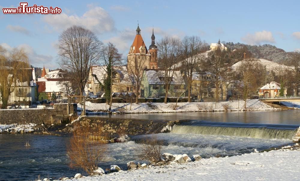 Immagine Gengenbach in inverno, il paesaggio immacolato della Foresta Nera con la neve in Germania