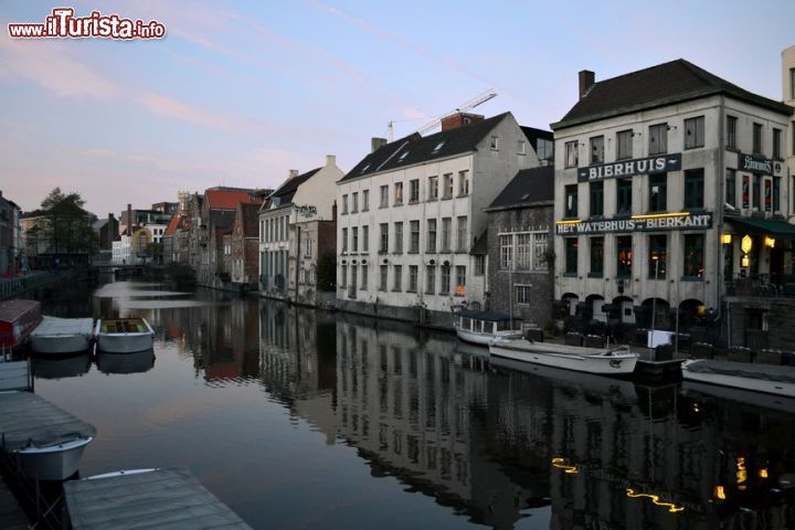 Immagine Gent al tramonto: con il calare del sole si calma il traffico di turisti sul fiume e iniziano a riempirsi i ristoranti e i locali affacciati sull'acqua.