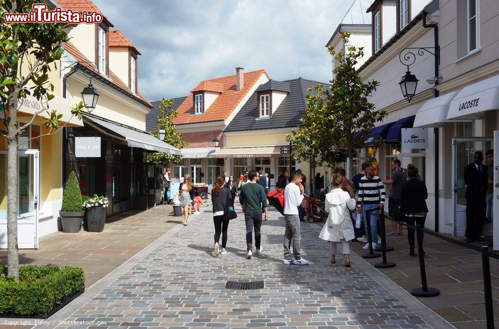 Immagine Gente a passeggio all'outlet Vallee Village di Marne-la-Vallee (Francia) - © EQRoy / Shutterstock.com