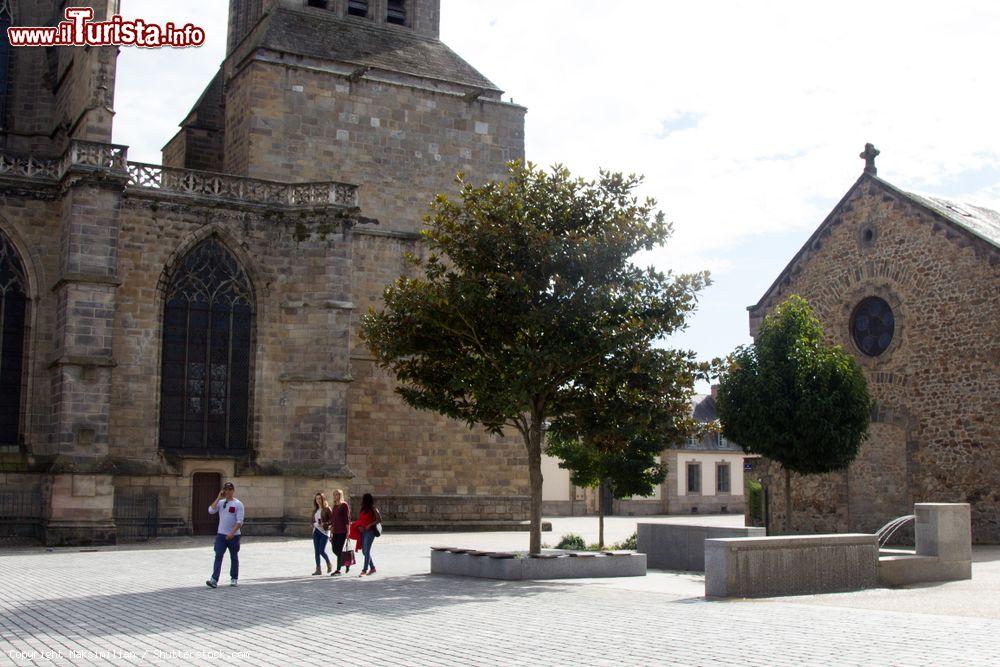 Immagine Gente a passeggio in una piazza del centro di Limoges, Francia - © Maksimilian / Shutterstock.com