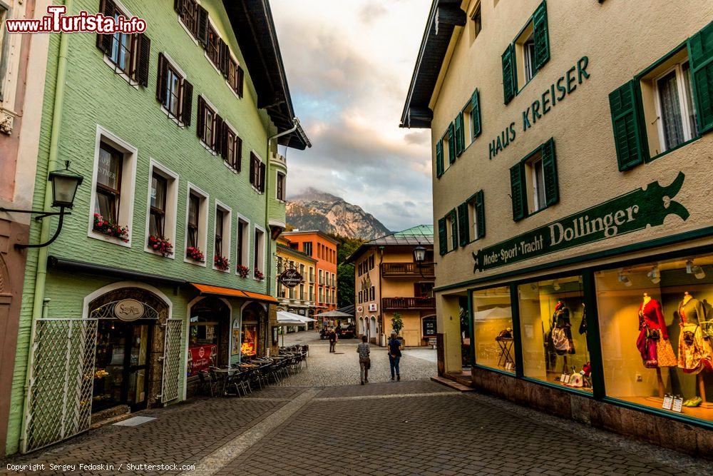 Immagine Gente a passeggio in una via del centro di Berchtesgaden, Baviera, nel tardo pomeriggio (Germania) - © Sergey Fedoskin / Shutterstock.com