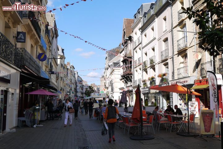 Immagine Gente a passeggio in una via del centro di Dieppe, Francia. Città d'arte e di storia, questa località dell'Alta Normandia è anche celebre per essere un centro dinamico e frequentato da turisti.