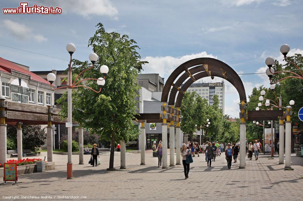 Immagine Gente a passeggio in Vilniaus Street a Siauliai, Lituania - © Shevchenko Andrey / Shutterstock.com