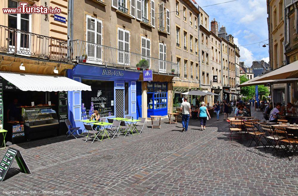 Immagine Gente a passeggio nel centro di Metz, Francia, in estate - © Pack-Shot / Shutterstock.com