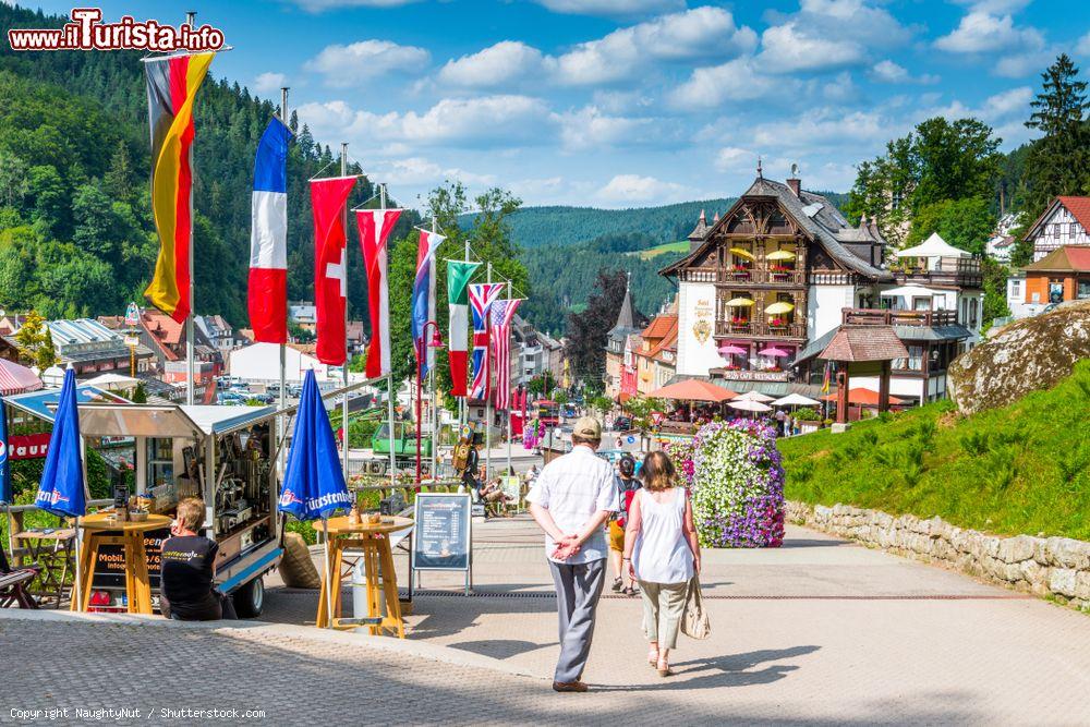 Immagine Gente a passeggio nel centro di Triberg, Foresta Nera, Germania, in una giornata di sole - © NaughtyNut / Shutterstock.com