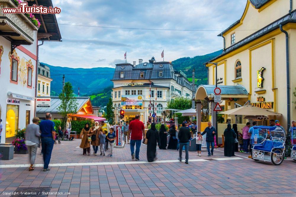 Immagine Gente a passeggio nel centro storico di Zell-am-See, Austria. Oltre ad essere una delle città più antiche del paese, è anche una delle più belle grazie alla sua architettura tipicamente medievale - © trabantos / Shutterstock.com