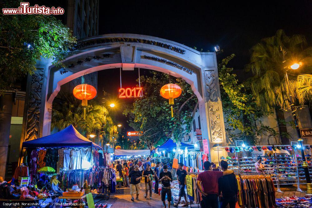 Immagine Gente a passeggio nel mercato notturno di Johor Bahru, Malesia - © Noraishah Tahir / Shutterstock.com