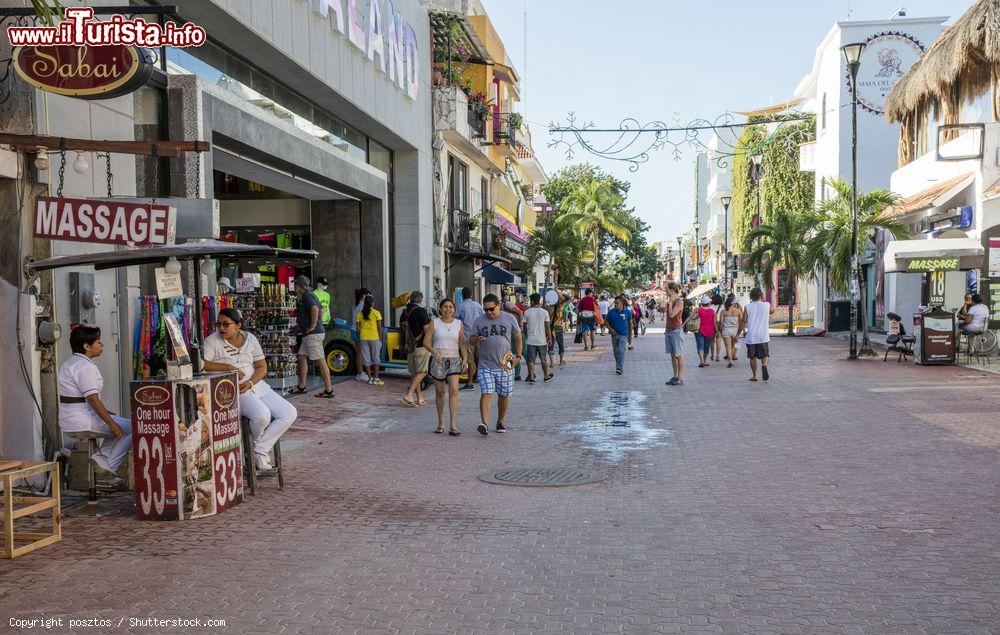 Immagine Gente a passeggio nella 5th Avenue a Playa del Carmen, principale strada di questa città del Messico - © posztos / Shutterstock.com