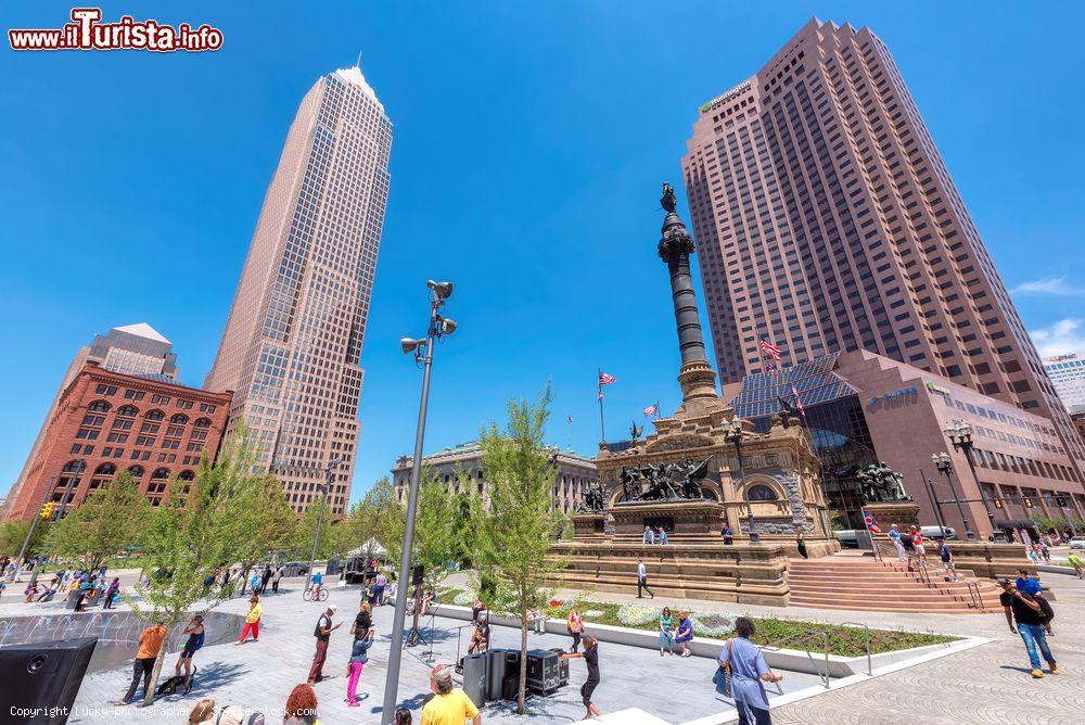 Immagine Gente a passeggio nella centrale Public Square di Cleveland, Ohio, USA - © Lucky-photographer / Shutterstock.com