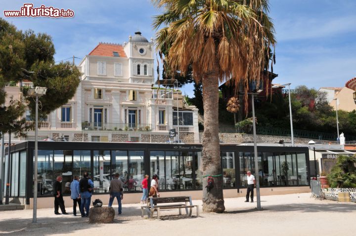 Immagine Gente a passeggio per il centro storico di Bandol, Francia - © Pack-Shot / Shutterstock.com