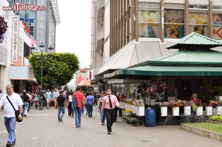 Immagine Gente a passeggio nelle strade di San José, Costa Rica. Negozi e bancarelle all'aperto si affacciano nelle vie della downtown di San José - © Svetlana Bykova / Shutterstock.com