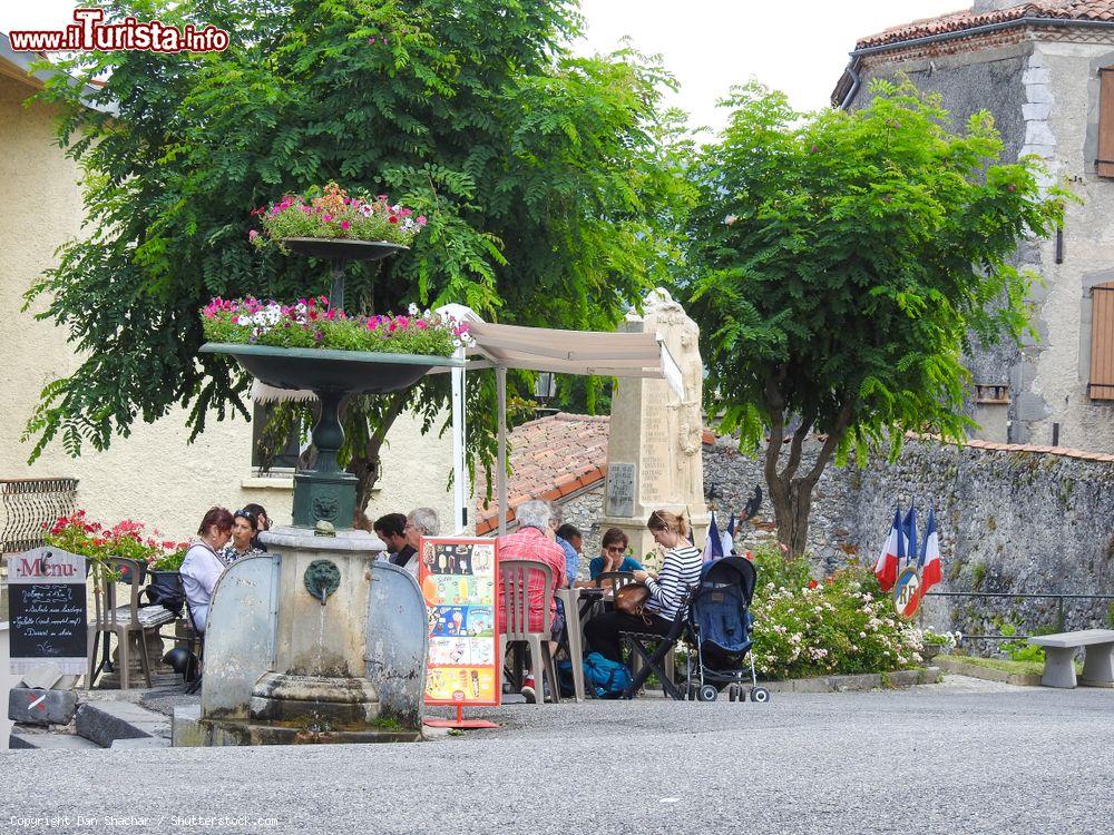 Immagine Gente a pranzo in un ristorante di Saint-Bertrand-de-Comminges, Francia. Uno scorcio del centro di questo grazioso borgo dell'Alta Garonna, Occitania - © Dan Shachar / Shutterstock.com