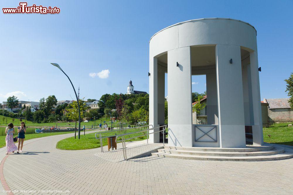 Immagine Gente a spasso in un parco pubblico di Siauliai, Lituania - © Krezodent / Shutterstock.com