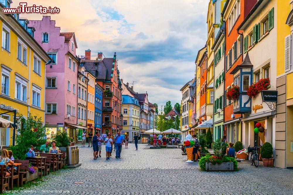 Immagine Gente a spasso nella principale via cittadina di Lindau, Germania - © trabantos / Shutterstock.com