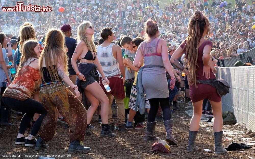 Immagine Gente al Boomtown Fair Festival di Winchester, Inghilterra. Ragazze ballano musica reggae. Dal 2009 questa fiera di musica e arti che si svolge nei pressi di Winchester raduna circa 60 mila persone - © DFP Photographic / Shutterstock.com