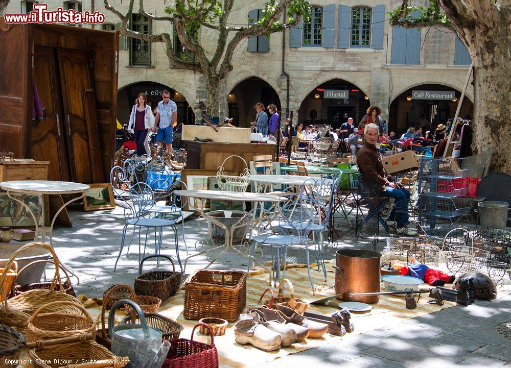 Immagine Gente al mercatino delle pulci a Uzes, Francia. I mercatini delle pulci sono un'attività molto popolare organizzata in Francia - © Elena Dijour / Shutterstock.com