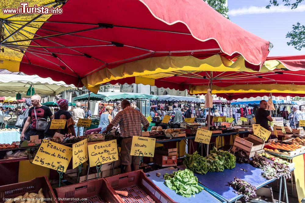 Immagine Gente al mercato alimentare del sabato nel centro di Troyes, Francia - © Lorenza Marzocchi / Shutterstock.com