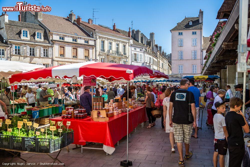 Immagine Gente al mercato all'aperto di Beaune, Borgogna, Francia - © Nigel Jarvis / Shutterstock.com