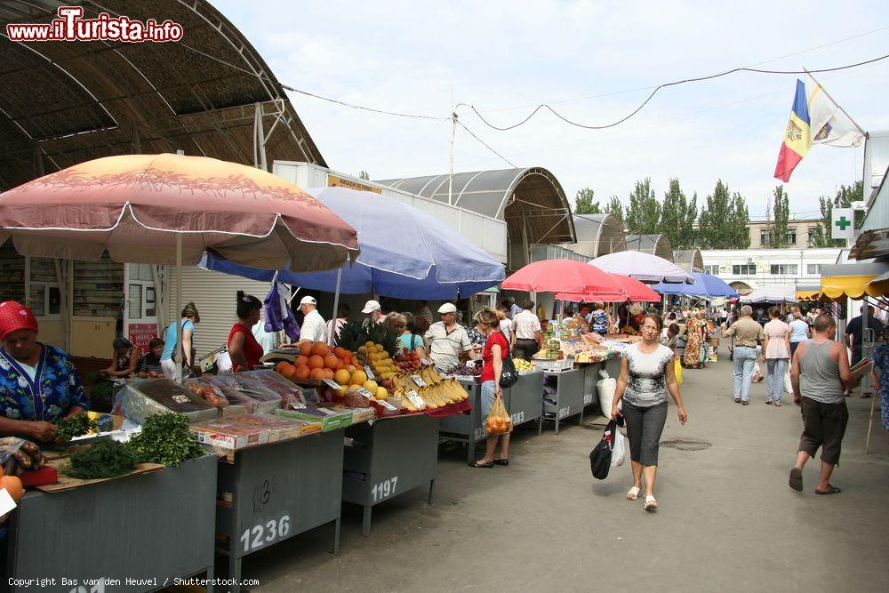 Immagine Gente al mercato centrale di Chisinau, Moldavia. Dal 1825 in quest'area mercatale ospitata nel cuore della capitale si trovano prodotti freschi - © Bas van den Heuvel / Shutterstock.com