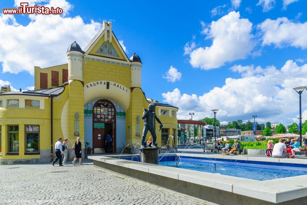 Immagine Gente al mercato cittadino di Kuopio, Finlandia - © RnDmS / Shutterstock.com