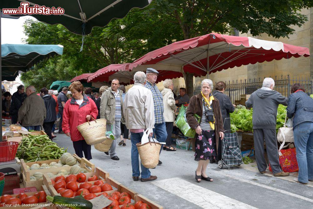 Immagine Gente al mercato dei contadini nella piazza di Bergerac, Francia. Il mercato vicino alla chiesa di Notre Dame è aperto tutti i venerdì e sabato - © StockphotoVideo / Shutterstock.com