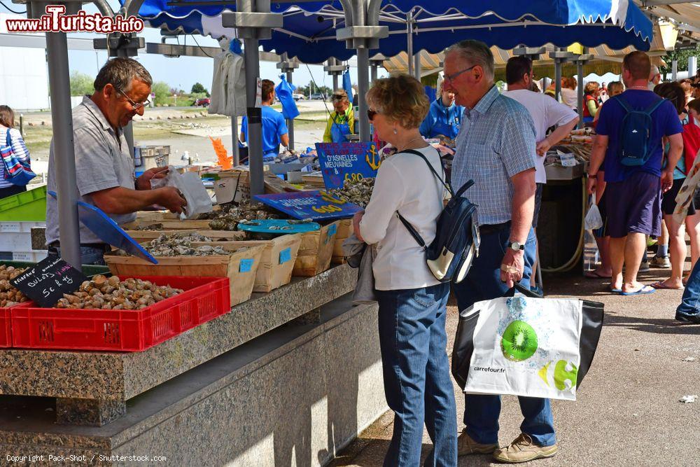 Immagine Gente al mercato del pesce a Courseulles-sur-Mer, Francia  - © Pack-Shot / Shutterstock.com