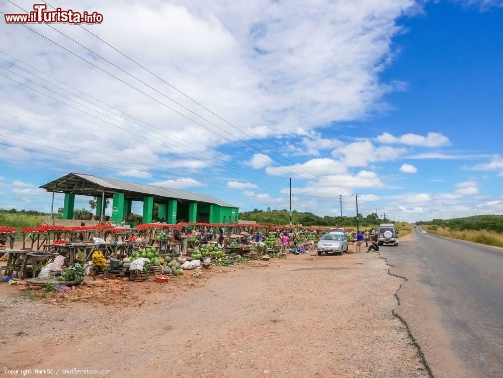 Immagine Gente al mercato locale lungo la strada prima di Lusaka, Zambia - © Mark52 / Shutterstock.com