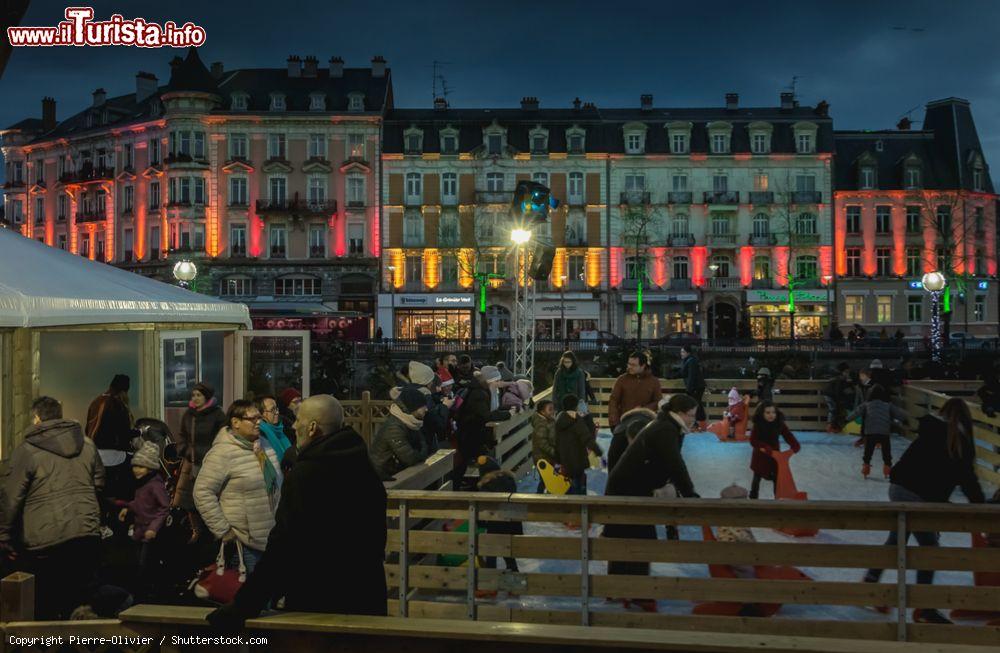 Immagine Gente al mercato natalizio di Belfort, Francia, fotografata di sera - © Pierre-Olivier / Shutterstock.com