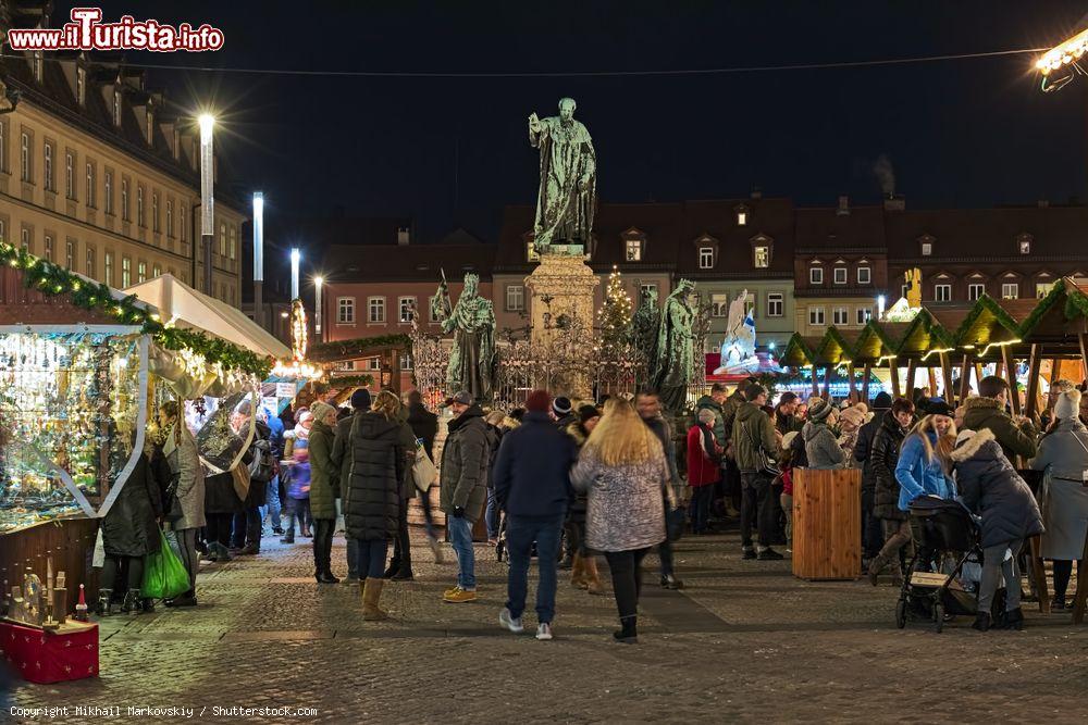 Immagine Gente al mercato natalizio in Maximilian Square di sera a Bamberga, Germania. Sullo sfondo, la fontana di Massimiliano I° realizzata nel 1888 - © Mikhail Markovskiy / Shutterstock.com