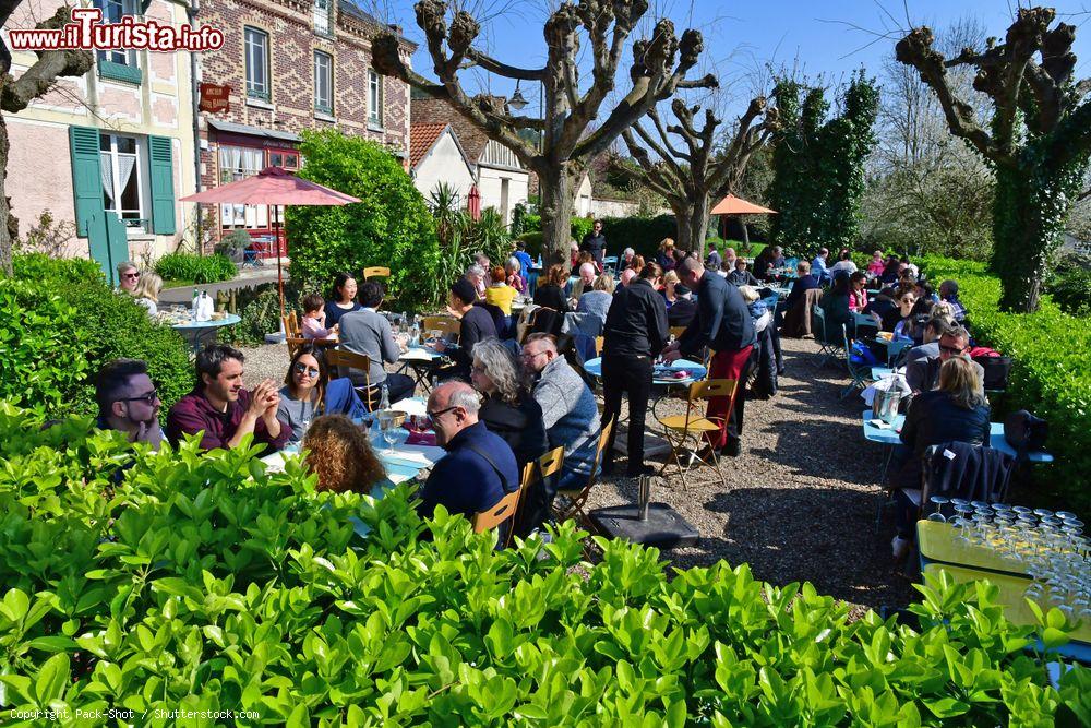 Immagine Gente al ritorante nel villaggio di Giverny, Francia: il borgo sorge sulla riva destra della Senna  - © Pack-Shot / Shutterstock.com