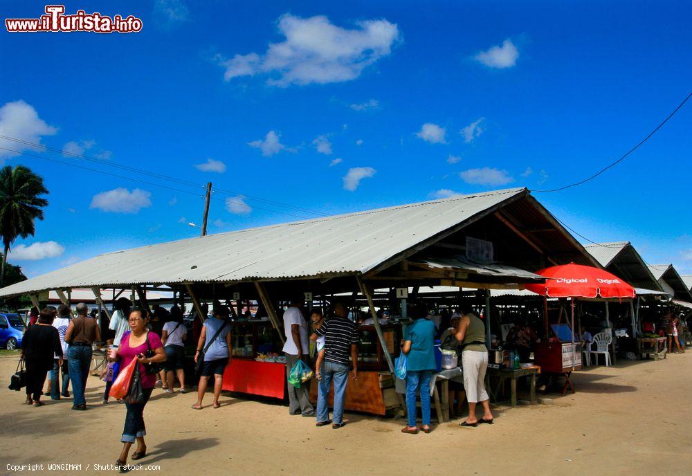 Immagine Gente al Saonah Market di Paramaribo, Suriname. Questo mercato aperto alla domenica è noto come mercato javanese: qui molti javanesi acquistano generi alimentari - © WONGIMAM / Shutterstock.com