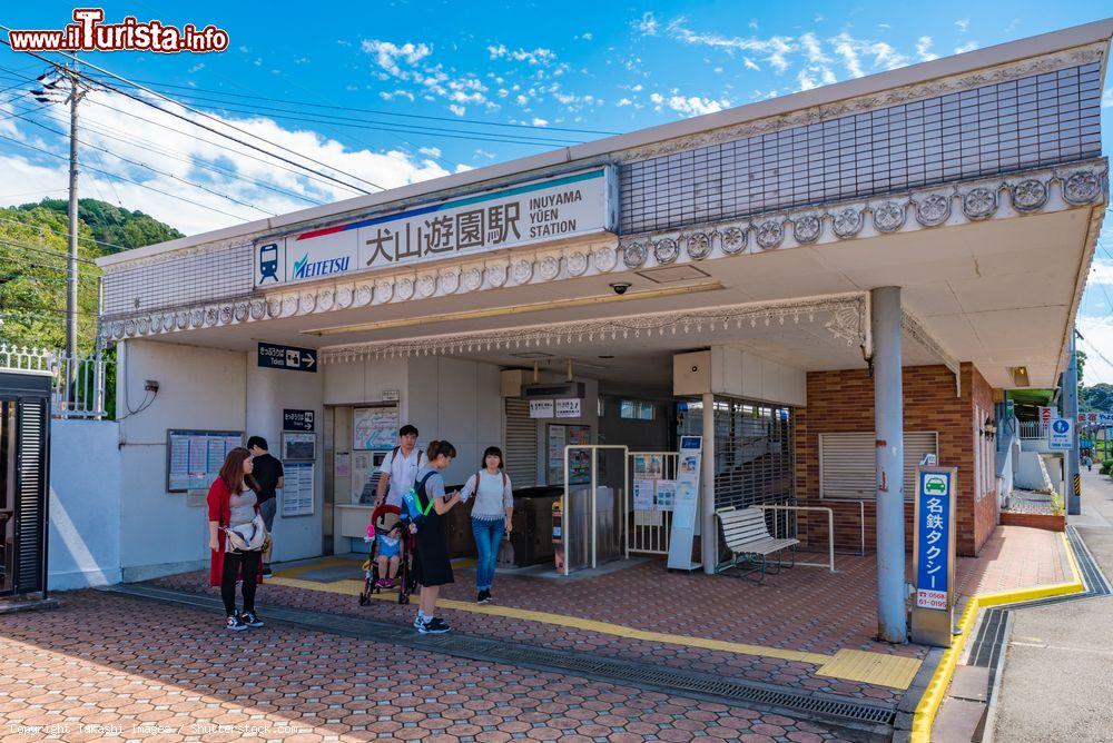 Immagine Gente alla Inuyama Yuen Station della linea ferrovia Nagoya-Inuyama nella prefettura di Aichi, Giappone  - © Takashi Images / Shutterstock.com