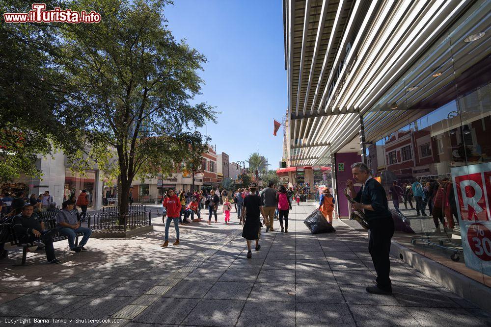 Immagine Gente cammina in Plaza Morelos a Monterrey, Messico. Si tratta della principale area destinata allo shopping nel cuore del centro economico della città - © Barna Tanko / Shutterstock.com