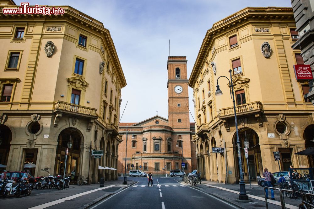 Immagine Gente cammina nel centro di Livorno, Toscana: sullo sfondo la cattedrale dedicata a San Francesco. La sua costruzione fu iniziata alla fine del Cinquecento su progetto di ALessandro Pieroni.