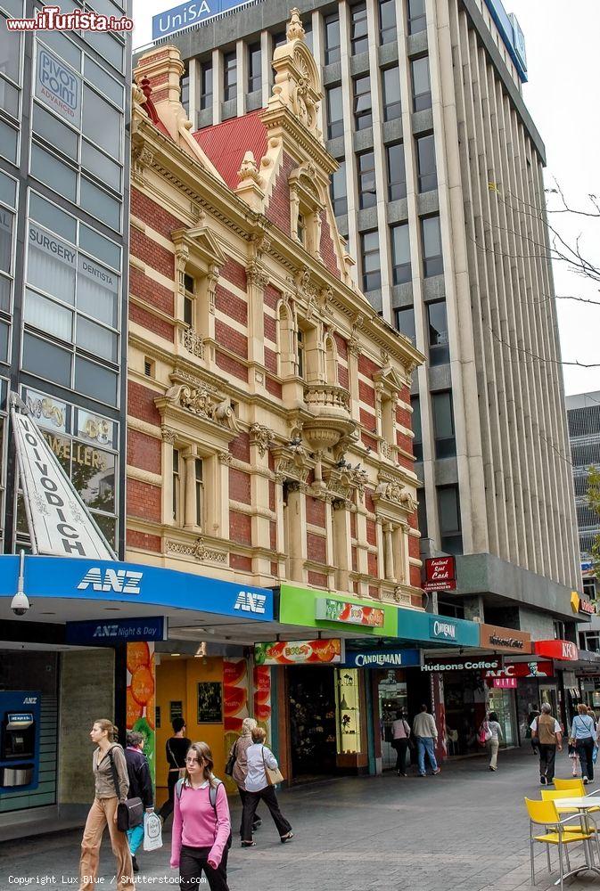 Immagine Gente e turisti lungo una via della città di Adelaide, Australia - © Lux Blue / Shutterstock.com