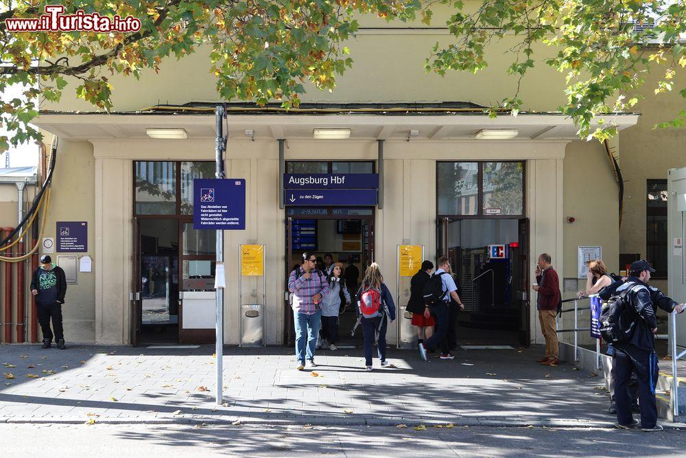 Immagine Gente fuori dalla principale stazione di Augusta, Germania - © Michael715 / Shutterstock.com