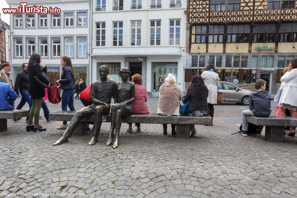 Immagine Gente in attesa del bus a Hasselt, Belgio. Sulla panchina, la simpatica statua in bronzo di una coppia - © Dean_Marat_Yakhin / Shutterstock.com