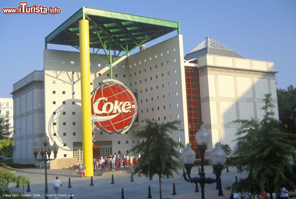 Immagine Gente in fila alI'ingresso del World of Coca-Cola di Atlanta, Georgia - © Joseph Sohm / Shutterstock.com