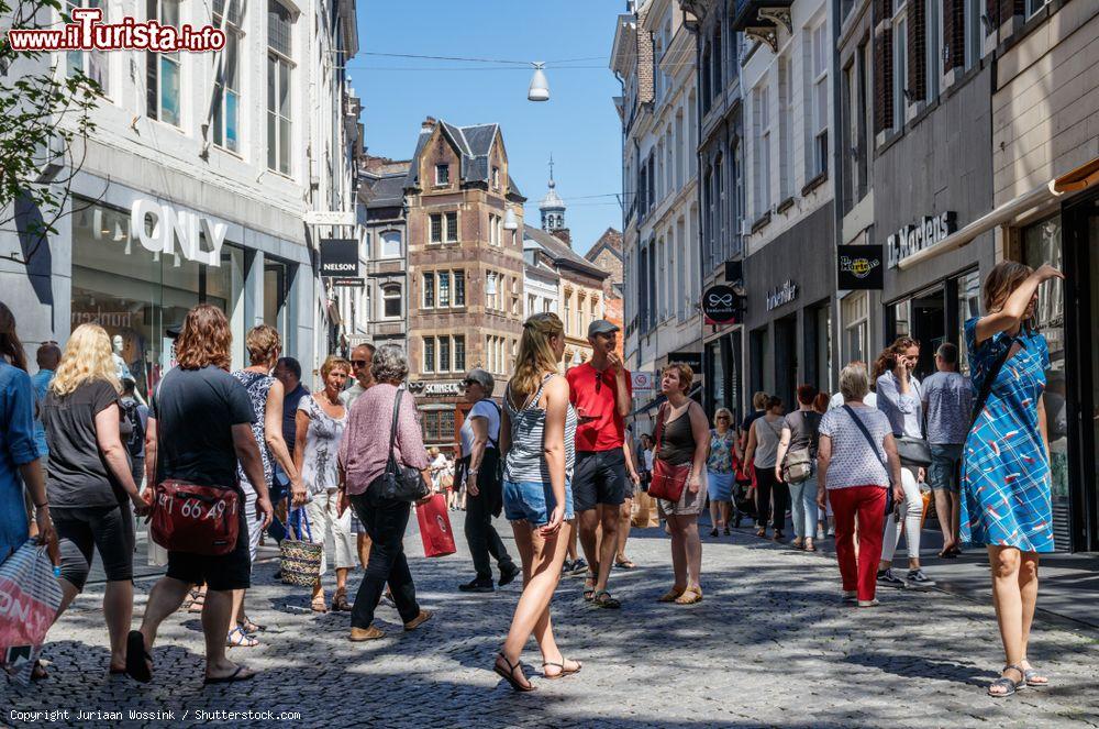 Immagine Gente in Kleine Straat (Small Street) intenta a fare shopping, Maastricht (Olanda) - © Juriaan Wossink / Shutterstock.com