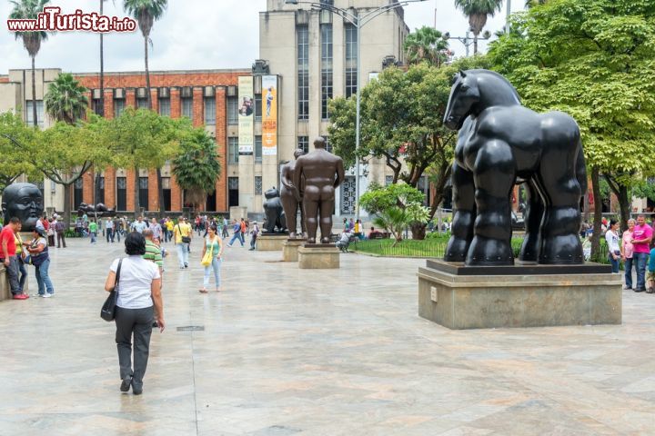 Immagine Gente in Piazza Botero a Medellin, Colombia. Ai lati, sculture del celebre artista nativo di Medellin, icona dell'arte contemporanea noto dal pubblico per le sue forme generose - © Jess Kraft / Shutterstock.com