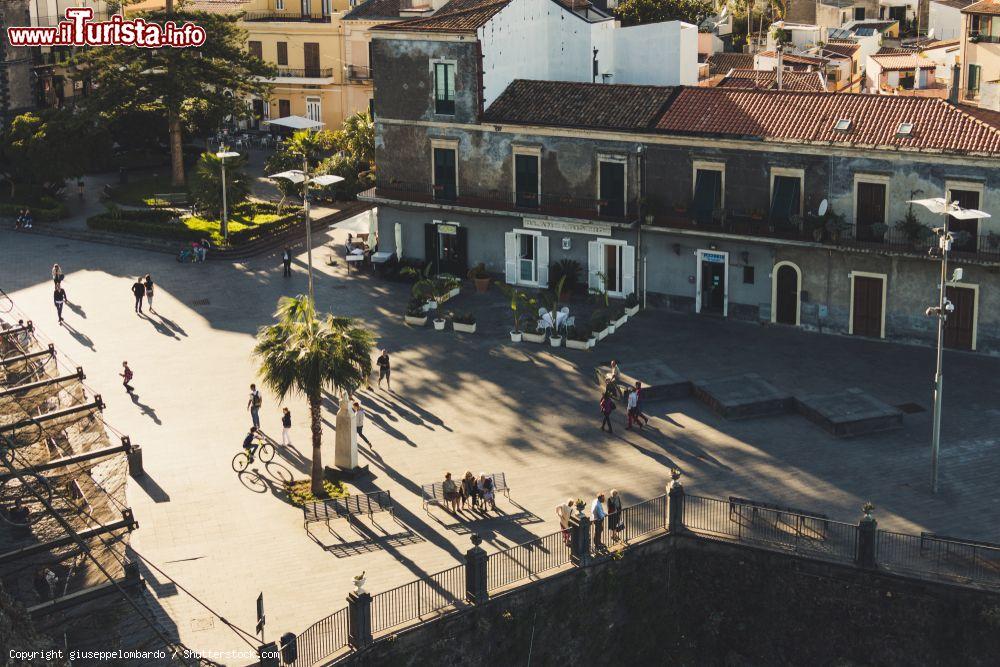 Immagine Gente in Piazza Castello a Aci Castello, provincia di Catania, Sicilia. Una suggestiva veduta della principale piazza cittadina dalla terrazza del castello normanno - © giuseppelombardo / Shutterstock.com